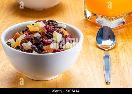 Nahaufnahme verschiedener getrockneter tropischer Früchte in weißer Keramikschale. Stockfoto