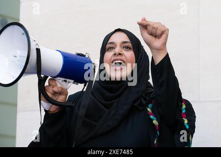 London, Großbritannien. 26. Juni 2024. Ein Redner spricht Unterstützer von Marieha Hussain (37) an, die sich vor dem Westminster Magistrates' Court versammelte, wo sie einer Anklage wegen "rassistischer Verschärfung der öffentlichen Ordnung" gegenübersteht, weil sie ein Plakat gehalten hat, auf dem Premierminister Rishi Sunak und Ex-Innenministerin Suella Braverman während eines Protests gegen Israels Krieg im Gazastreifen verhöhnt wurden. Quelle: Ron Fassbender/Alamy Live News Stockfoto