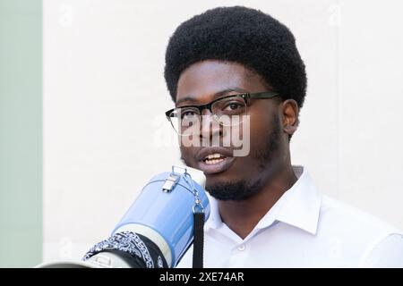 London, Großbritannien. 26. Juni 2024. Ein Redner spricht Unterstützer von Marieha Hussain (37) an, die sich vor dem Westminster Magistrates' Court versammelte, wo sie einer Anklage wegen "rassistischer Verschärfung der öffentlichen Ordnung" gegenübersteht, weil sie ein Plakat gehalten hat, auf dem Premierminister Rishi Sunak und Ex-Innenministerin Suella Braverman während eines Protests gegen Israels Krieg im Gazastreifen verhöhnt wurden. Quelle: Ron Fassbender/Alamy Live News Stockfoto