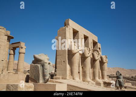 Unterteil, Koloss von Ramesses II, Ramesseum, Gedenktempel von Pharao Ramesses II, 13. Jahrhundert v. Chr., altes Theben, UNESCO-Weltkulturerbe, Stockfoto