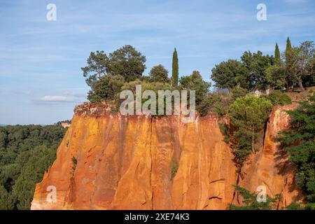 Blick auf ockerfarbene Klippen und die umliegende Landschaft, fotografiert von der historischen Stadt Roussillon, Provence im Süden Frankreichs. Stockfoto