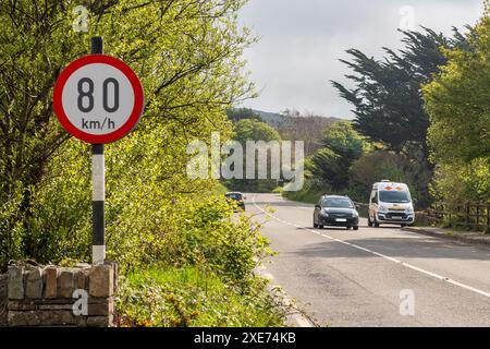 Irish Speed Van am Straßenrand, der Fahrer mit Geschwindigkeitsbegrenzung von 80 km/h in Schull, West Cork, Irland, fängt. Stockfoto