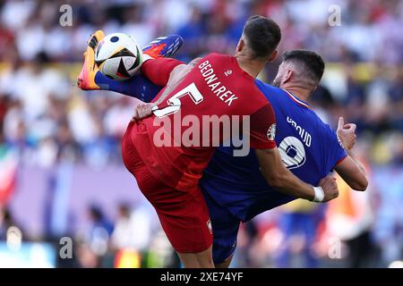 Dortmund, Deutschland. Juni 2024. Olivier Giroud aus Frankreich und Jan Bednarek aus Polen kämpfen um den Ball während des Gruppenspiels der UEFA Euro 2024 zwischen Frankreich und Polen im BVB Stadion Dortmund am 25. Juni 2024 in Dortmund. Quelle: Marco Canoniero/Alamy Live News Stockfoto