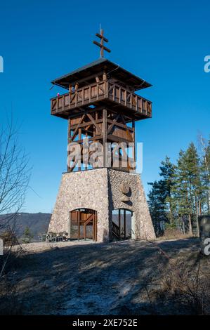 Hölzerner Aussichtsturm oder Aussichtsturm Haj. Nova Bana. Slowakei. Stockfoto