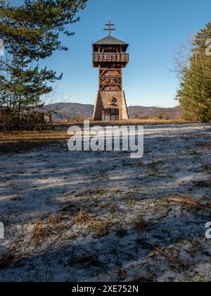 Hölzerner Aussichtsturm oder Aussichtsturm Haj. Nova Bana. Slowakei. Stockfoto