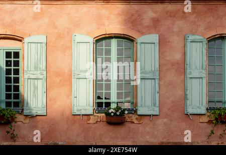 Architektonische Details in der historischen Stadt Roussillon, Provence im Süden Frankreichs. Das Dorf auf einem Hügel liegt neben einer alten Ockermine Stockfoto