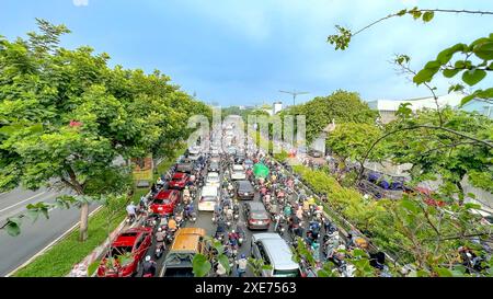 Ho-Chi-Minh-Stadt, Vietnam - 20. Mai 2024: Rush-Hour-Verkehrssituation auf der Hauptstraße am Morgen in Ho-Chi-Minh-Stadt, Vietnam Stockfoto