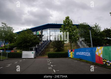 GELSENKIRCHEN, DEUTSCHLAND - 16. JUNI: Ein Überblick über das Stadiongebiet vor dem Gruppenspiel der UEFA EURO 2024 zwischen Serbien und England in der Arena A Stockfoto