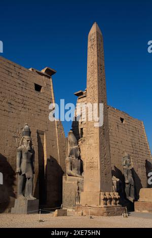 Statuen von Rameses II mit Obelisken, erster Pylon von Rameses II, Tempel von Luxor, UNESCO-Weltkulturerbe, Luxor, Ägypten, Nordafrika, Afrika Copyright: Stockfoto