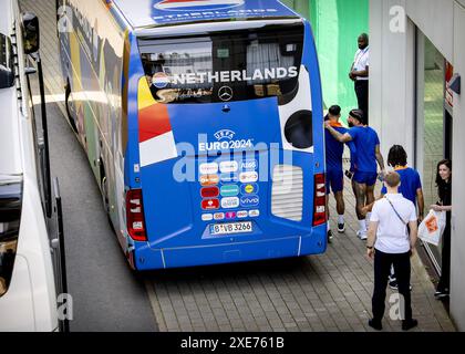 WOLFSBURG - 26.06.2024, Tijjani Reijnders, Memphis Depay und Nathan Ake nach einem privaten Trainingsspiel der niederländischen Nationalmannschaft gegen den deutschen Amateurverein TSV Havelse im AOK-Stadion am 26. Juni 2024 in Wolfsburg. ANP KOEN VAN WEEL Stockfoto