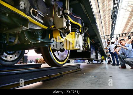 (240626) -- QINGDAO, 26. Juni 2024 (Xinhua) -- Ein Besucher fotografiert ein U-Bahn-Auto CETROVO 1,0 in Qingdao, ostchinesischer Provinz Shandong, 26. Juni 2024. Der U-Bahn-Wagen CETROVO 1,0 wurde am Mittwoch in Qingdao auf den Markt gebracht. Mit einer Karosserie und einem Rahmen aus Kohlefaser-Verbundwerkstoff ist er leichter und energieeffizienter als die herkömmliche U-Bahn. (Xinhua/Li Ziheng) Stockfoto