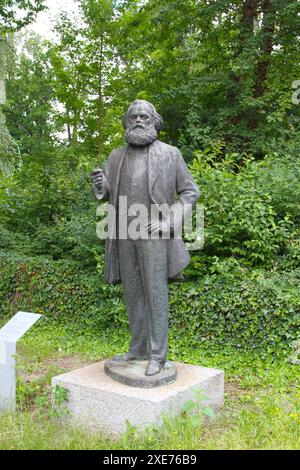 Blick am Sonnabend 22.06.2024 in Neubrandenburg Mecklenburgische Seenplatte auf die Karl-Marx-Statue am örtlichen Schwanenteich. Die Plastik des Bildhauers Gerhard Thieme wurde 1969 zunächst an der westlichen Marktplatzseite der Stadt aufgestellt. Später wurde sie in die Stargarder Straße umgesetzt. 2001 müssen sie infolge von Materialschäden repariert werden. Anschließend lag sie lange Jahre in einem Depot. Im Jahr 2018 wurde sie nach langen Diskussionen unweit vom Friedrich Engels Ring wieder aufgestellt. Im Februar 2022 wurde ihr dann der rechte Arm abgetrennt. Infolge muss sie aufwendig Stockfoto