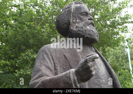 Blick am Sonnabend 22.06.2024 in Neubrandenburg Mecklenburgische Seenplatte auf die Karl-Marx-Statue am örtlichen Schwanenteich. Die Plastik des Bildhauers Gerhard Thieme wurde 1969 zunächst an der westlichen Marktplatzseite der Stadt aufgestellt. Später wurde sie in die Stargarder Straße umgesetzt. 2001 müssen sie infolge von Materialschäden repariert werden. Anschließend lag sie lange Jahre in einem Depot. Im Jahr 2018 wurde sie nach langen Diskussionen unweit vom Friedrich Engels Ring wieder aufgestellt. Im Februar 2022 wurde ihr dann der rechte Arm abgetrennt. Infolge muss sie aufwendig Stockfoto