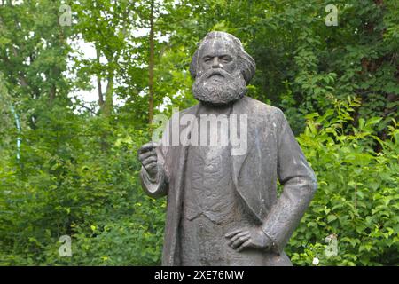 Blick am Sonnabend 22.06.2024 in Neubrandenburg Mecklenburgische Seenplatte auf die Karl-Marx-Statue am örtlichen Schwanenteich. Die Plastik des Bildhauers Gerhard Thieme wurde 1969 zunächst an der westlichen Marktplatzseite der Stadt aufgestellt. Später wurde sie in die Stargarder Straße umgesetzt. 2001 müssen sie infolge von Materialschäden repariert werden. Anschließend lag sie lange Jahre in einem Depot. Im Jahr 2018 wurde sie nach langen Diskussionen unweit vom Friedrich Engels Ring wieder aufgestellt. Im Februar 2022 wurde ihr dann der rechte Arm abgetrennt. Infolge muss sie aufwendig Stockfoto