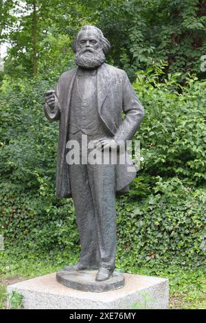 Blick am Sonnabend 22.06.2024 in Neubrandenburg Mecklenburgische Seenplatte auf die Karl-Marx-Statue am örtlichen Schwanenteich. Die Plastik des Bildhauers Gerhard Thieme wurde 1969 zunächst an der westlichen Marktplatzseite der Stadt aufgestellt. Später wurde sie in die Stargarder Straße umgesetzt. 2001 müssen sie infolge von Materialschäden repariert werden. Anschließend lag sie lange Jahre in einem Depot. Im Jahr 2018 wurde sie nach langen Diskussionen unweit vom Friedrich Engels Ring wieder aufgestellt. Im Februar 2022 wurde ihr dann der rechte Arm abgetrennt. Infolge muss sie aufwendig Stockfoto