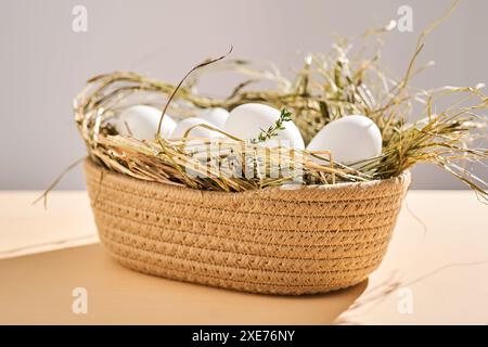 Korb mit natürlichen Eiern des Bauernhofes. Stockfoto