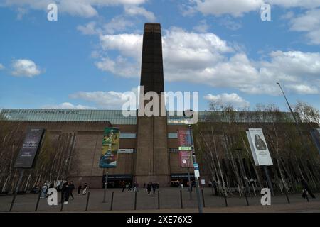 Die vordere Fassade der Tate Modern Art Gallery am Südufer der Themse, London, England, Großbritannien, Europa Stockfoto