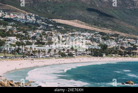 Die luxuriöse Camps Bay zieht die Menschenmassen an den gleichnamigen Strand, der für seinen feinen weißen Sand bekannt ist, Kapstadt und Westkap Stockfoto