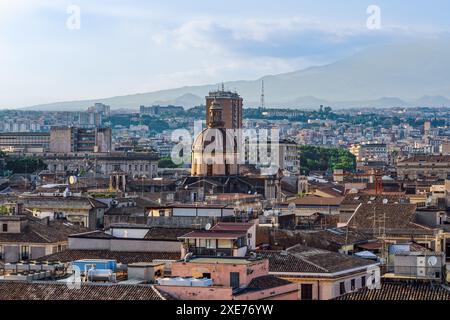 San Michele Arcangelo ai Minoriti römisch-katholische Pfarrkirche, Panoramablick auf traditionelle Gebäude im Stadtzentrum von Catania, Sizilien Stockfoto