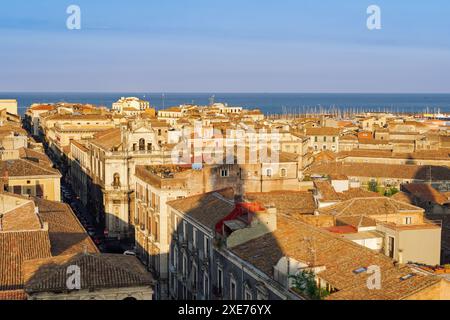 Panoramablick auf Catania mit traditionellen Gebäuden, der römisch-katholischen Kirche San Placido und dem ehemaligen Benediktinerkloster, Catania, Sizilien, Italien Stockfoto