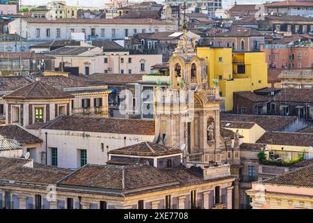 Die antike Königliche und bedeutende Basilika Stiftskirche unserer Lieben Frau von den Almen Panoramablick auf traditionelle Gebäude in Catania, Sizilien, Italien Stockfoto