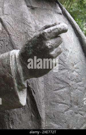 Blick am Sonnabend 22.06.2024 in Neubrandenburg Mecklenburgische Seenplatte auf die Karl-Marx-Statue am örtlichen Schwanenteich. Die Plastik des Bildhauers Gerhard Thieme wurde 1969 zunächst an der westlichen Marktplatzseite der Stadt aufgestellt. Später wurde sie in die Stargarder Straße umgesetzt. 2001 müssen sie infolge von Materialschäden repariert werden. Anschließend lag sie lange Jahre in einem Depot. Im Jahr 2018 wurde sie nach langen Diskussionen unweit vom Friedrich Engels Ring wieder aufgestellt. Im Februar 2022 wurde ihr dann der rechte Arm abgetrennt. Infolge muss sie aufwendig Stockfoto