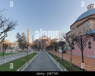 Außenansicht der Hagia Sophia Moschee bei Sonnenaufgang, UNESCO-Weltkulturerbe, Istanbul, Türkei, Europa Stockfoto