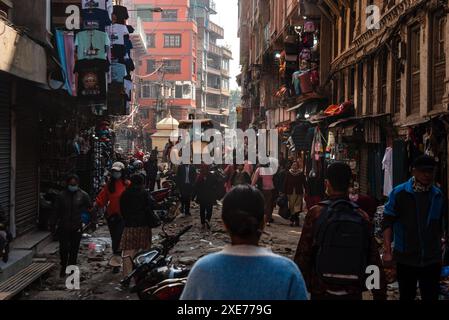 Geschäftige, chaotische Straße in Kathmandu in der Nähe der New Road und Thamel, Kathmandu, Nepal, Asien Stockfoto