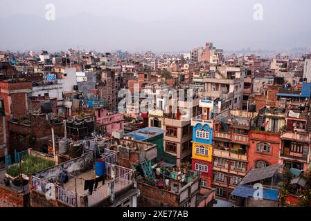 Sonnenaufgang-Skyline mit farbenfrohen Häusern und Wohndächern, von dicht besiedeltem Thamel in Kathmandu, Nepal, Asien Stockfoto