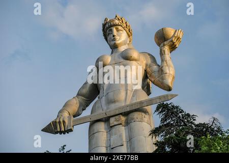 Tiflis, Georgien - 8. Juni 2024: Die Kartlis Deda oder die Mutter von Kartli in Tiflis, Georgien. Statue des georgischen Bildhauers Elguja Amashukeli. Stockfoto