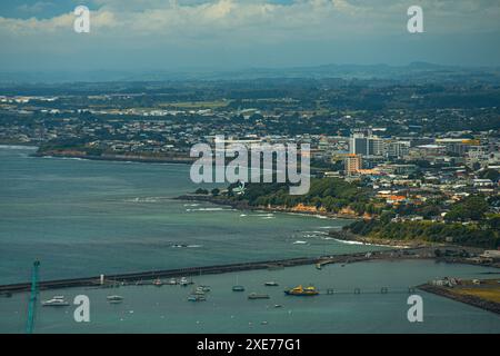 Blick auf die Küste und Skyline von New Plymouth, Blick entlang der Küste, New Plymouth, Nordinsel, Neuseeland, Pazifik Stockfoto