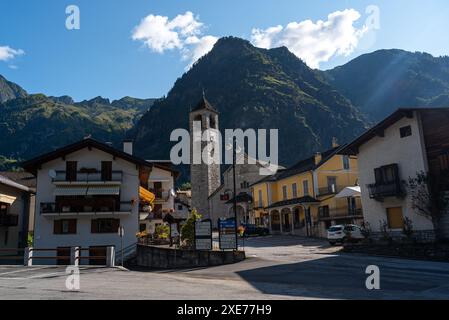 Stadtplatz mit Steinkapelle. Alpenstadt Villa Dossola, Piemont, Italien, Europa Stockfoto