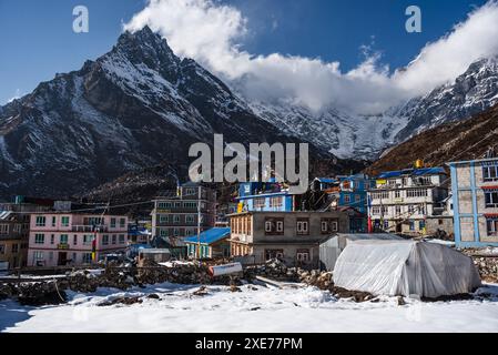 Farbenfrohe Häuser der Stadt Kyanjin Gompa mit dem Gipfel des Langtang Lirung über dem Dorf, lang Tang Valley Trek, Himalaya, Nepal, Asien Stockfoto