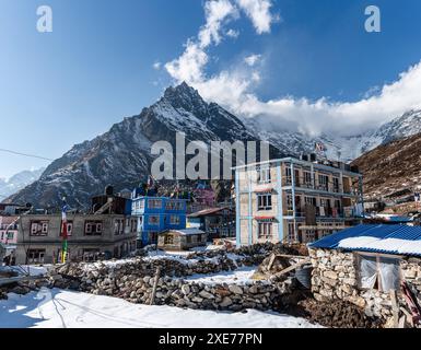 Farbenfrohe Häuser der Stadt Kyanjin Gompa mit dem Gipfel des Langtang Lirung über dem Dorf, lang Tang Valley Trek, Himalaya, Nepal, Asien Stockfoto