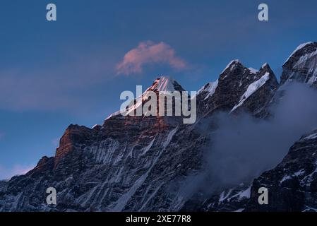 Zerklüfteter, schneebedeckter Gipfel von Langtang Lirung in sanftem lila Licht, lang Tang Valley Trek, Himalaya, Nepal, Asien Stockfoto