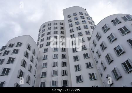 Blick auf den Neuen Zollhof, Teil des umgestalteten Hafens Düsseldorf, Düsseldorf, Nordrhein-Westfalen Stockfoto