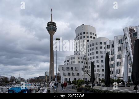 Blick auf den Neuen Zollhof mit dem Rheinturm im Hintergrund, Düsseldorf, Nordrhein-Westfalen Stockfoto