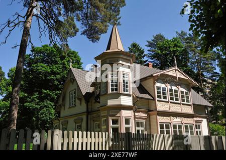 Typisches Holzhaus in Jurmala, Golf von Riga, Lettland, Baltikum, Europa Stockfoto