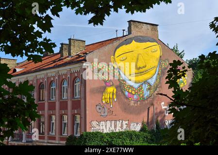 Wandgemälde von OS Gemeos, zwei brasilianischen Zwillingsbrüdern, Graffiti und Straßenkünstler, Pylimo Street 60, Vilnius, Litauen, Europa Stockfoto