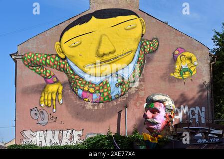 Wandgemälde von OS Gemeos, zwei brasilianischen Zwillingsbrüdern, Graffiti und Straßenkünstler, Pylimo Street 60, Vilnius, Litauen, Europa Stockfoto