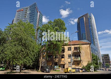 Alte Häuser umgeben von modernen Bürotürmen im Stadtteil Snipiskes, Vilnius, Litauen, Europa Stockfoto