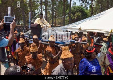 Der oberste Häuptling Chitimukulu trifft ein, um die Ukusefya Pa ng'wena-Zeremonie in Kasama, Sambia, Afrika zu beginnen Stockfoto