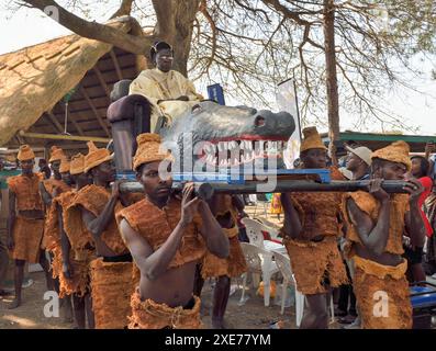 Paramount Chief Chitimukulu kommt an, um die Ukusefya Pa ng'wena Zeremonie zu beginnen, auf seinem Krokodilstuhl in Kasama, Sambia, Afrika Stockfoto