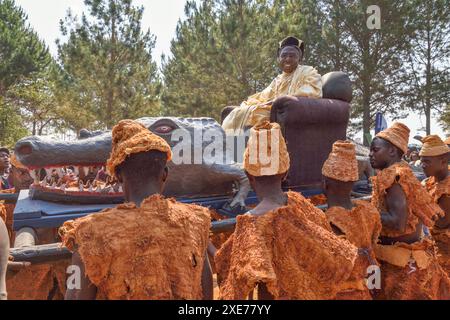 Paramount Chief Chitimukulu kommt an, um die Ukusefya Pa ng'wena Zeremonie zu beginnen, auf seinem Krokodilstuhl in Kasama, Sambia, Afrika Stockfoto