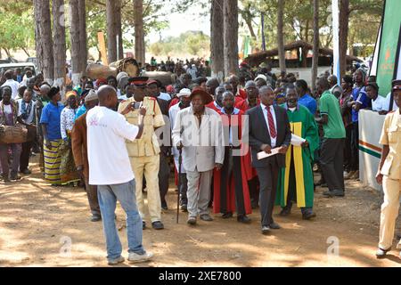 Leute, die zur Ukusefya Pa ng'wena Zeremonie ankommen, Kasama, Sambia, Afrika Stockfoto