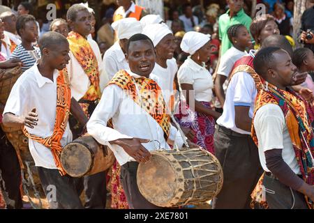 Leute, die zur Ukusefya Pa ng'wena Zeremonie ankommen, Kasama, Sambia, Afrika Stockfoto