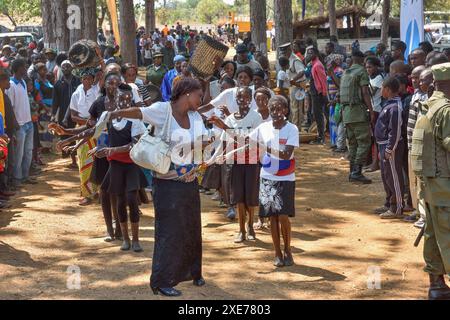 Leute, die zur Ukusefya Pa ng'wena Zeremonie ankommen, Kasama, Sambia, Afrika Stockfoto