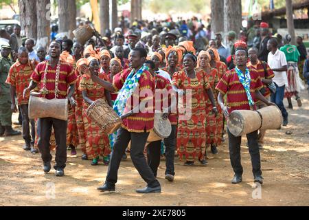 Leute, die zur Ukusefya Pa ng'wena Zeremonie ankommen, Kasama, Sambia, Afrika Stockfoto