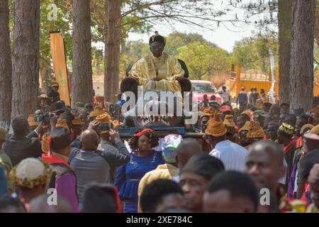 Paramount Chief Chitimukulu kommt an, um die Ukusefya Pa ng'wena Zeremonie zu beginnen, auf seinem Krokodilstuhl in Kasama, Sambia, Afrika Stockfoto