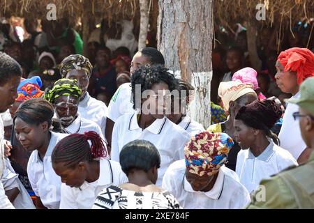 Leute, die zur Ukusefya Pa ng'wena Zeremonie ankommen, Kasama, Sambia, Afrika Stockfoto